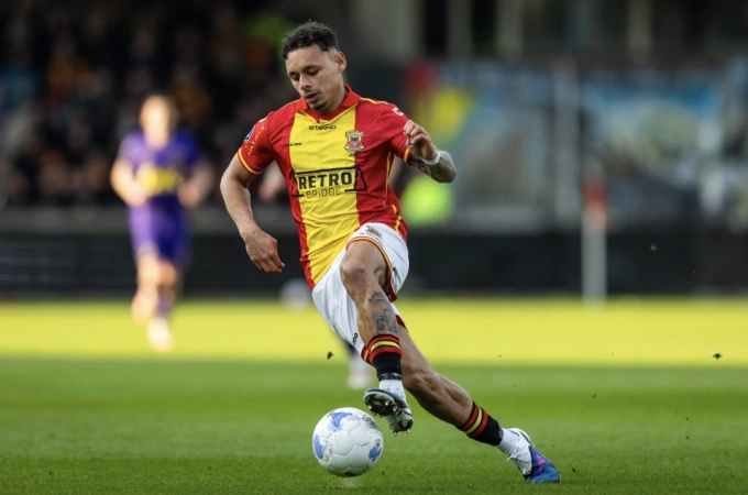 Hậu vệ Go Ahead Eagles Dean James trong trận thắng NAC Breda 6-0 tại Eredivisie ngày 15/3/2026