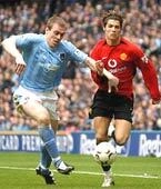 C.Ronaldo (đỏ) hai lần sút trúng khung gỗ Man. City.