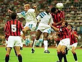 Boli (trắng, bên phải) đánh đầu ghi bàn quyết định hạ gục AC Milan năm 1993.