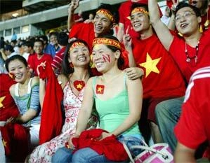 Có khá nhiều CĐV Việt Nam trên khán đài SVĐ quốc gia Singapore. Ảnh: Trường Huy.