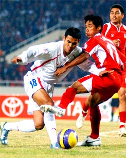 Thanh Bình (trái) lãng phí cơ hội trên chấm 11 m.