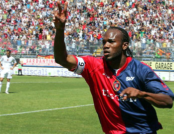 David Suazo là tâm điểm trong cuộc tranh chấp cầu thủ giữa Milan và Inter. Ảnh: Grazia Neri.