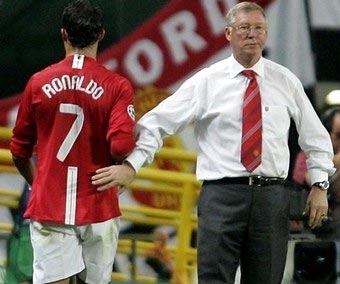 Ferguson lo rằng sức cám dõ quá lớn từ Real sẽ làm Ronaldo xiêu lòng ra đi. Ảnh: Reuters.