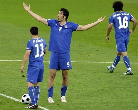 Bộ tam tấn công Di Natale - Toni (giữa) - Camonaresi của Italy có một ngày thi đấu tồi tệ trước Hà Lan. Ảnh: Reuters.