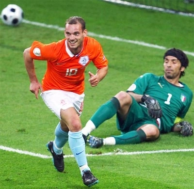 Cánh cửa đi tiếp vào tứ kết đã rộng mở với Hà Lan (áo da cam) sau khi họ đánh bại Italy. Ảnh: Getty Images.