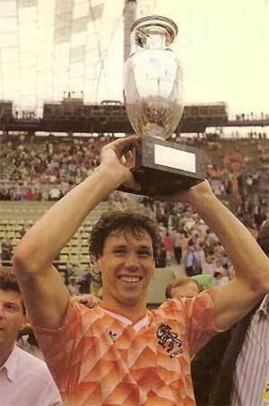 Van Basten và chiếc Cup vô địch châu Âu 1988.