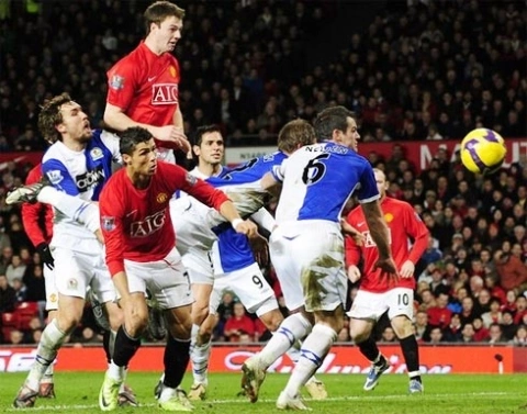 Evans (áo đỏ, bật cao nhất) là hậu vệ thứ tư của MU gặp vấn đề về sức khỏe trước trận đại chiến Inter. Ảnh: Reuters.