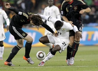 Ghana dù bại trận nhưng vẫn giành vé đi tiếp nhờ chiến thắng của Australia trước Serbia. Ảnh: AP.