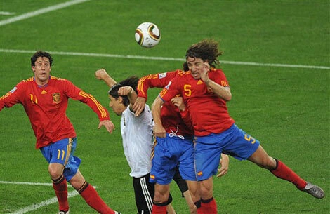 Pha đánh đầu ghi bàn quý giá của Puyol.