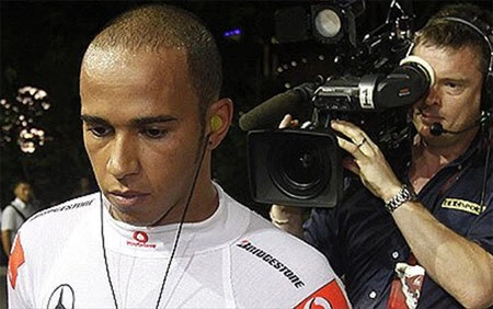 Hamilton trở về khu vực kỹ thuật sau vụ va chạm tại Grand Prix Singapore.