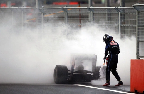 Sự cố với chiếc RB6 khiến tham vọng vô địch của Vettel trở nên mù mịt.