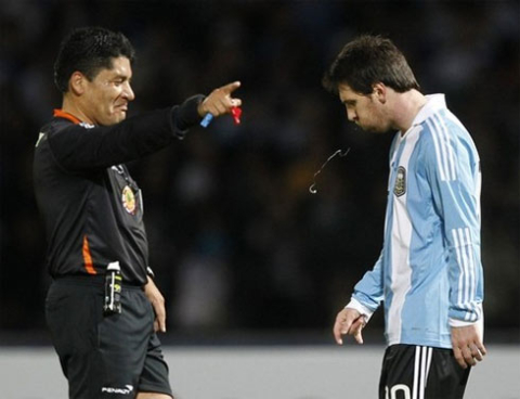 Messi đáng bị phạt một thẻ vàng vì pha ăn vạ lộ liễu.