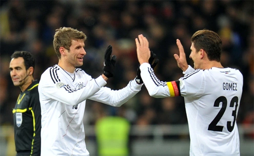 Muller (giữa) chia vui với Mario Gomez.