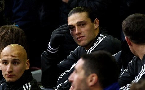 Carroll tới Liverpool và thường xuyên chỉ ngồi trên ghế dự bị.