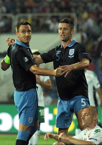 Cahill (phải) được chờ đợi sẽ cùng Terry đem lại chất thép cho hàng phòng ngự Chelsea.