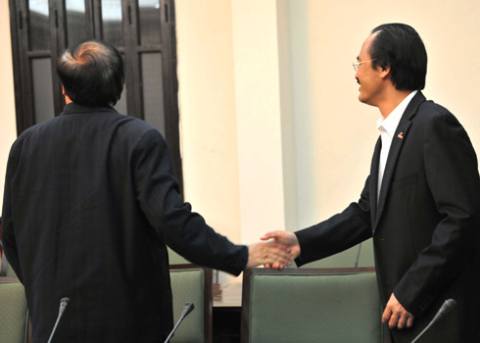 Cái bắt tay hững hờ của Chủ tịch VFF Nguyễn Trọng Hỷ và Chủ tịch VPF Võ Quốc Thắng. Ảnh: Q.T.