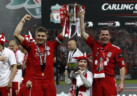Đội trưởng Gerrard (trái) và đội phó Carragher nâng cao chiếc Cup.
