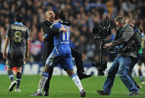HLV Di Mateo ôm chầm lấy Drogba.