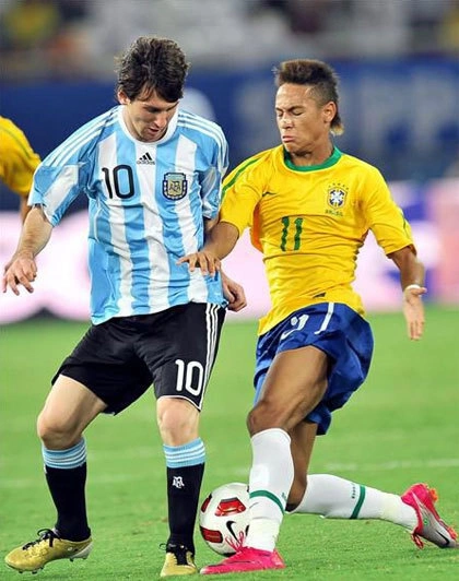 Neymar và Messi hiện là hai ngôi sao sáng giá nhất của bóng đá Brazil và Argentina.