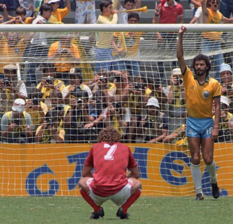 Socrates mừng bàn thắng trong trận gặp Ba Lan ở World Cup 1986.