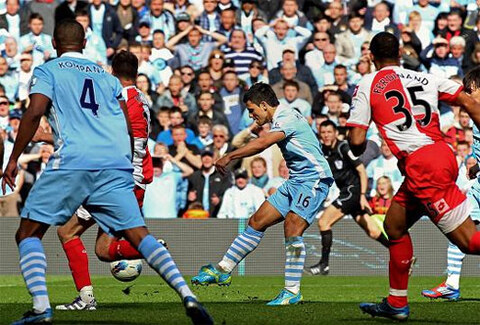 Khoảnh khắc bùng nổ của Aguero ở phút 90'+4 giúp Man City thắng nghẹt thở trận cuối cùng và đăng quang.