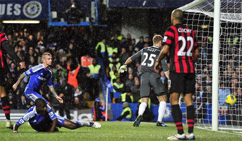 Cú sẩy chân của Man City trên sân Chelsea mở ra hy vọng cho MU.