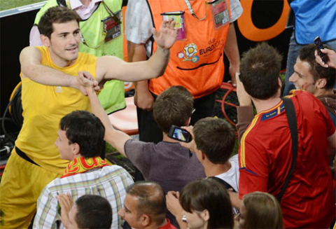 Casillas cởi áo chia vui với các CĐV.