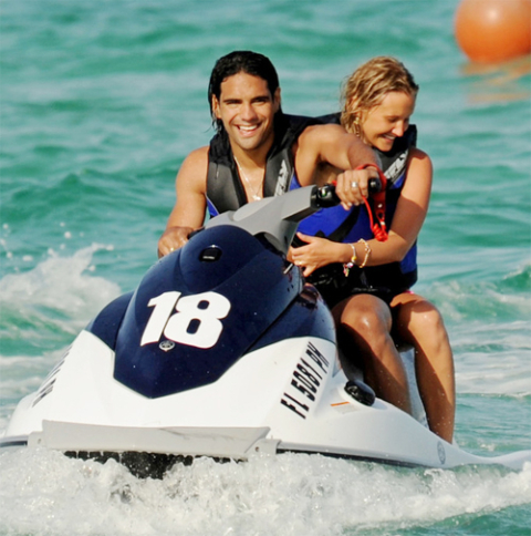 Hết tắm biển, cặp đôi lại cùng nhau trượt motor nước, trải qua cảm giác thú vị khi lướt trên sóng.