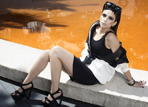 Bà xã yêu dấu của Kaka khoe đôi chân thon nuột nà trắng bóc trong bộ đồ quyến rũ.