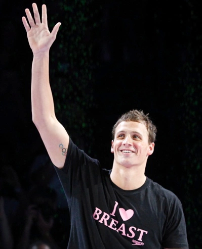 Chiếc áo in dòng chữ 'Tôi yêu ngực' đầy cá tính của Ryan Lochte.