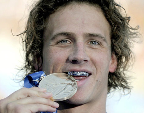Năm 2009, Ryan Lochte với mái tóc bồng bềnh lãng tử, nở nụ cười 'chói lóa' sau khi về nhất cự ly 200m hỗn hợp cá nhân tại giải vô địch thế giới ở Rome.