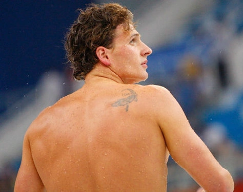Ngoài hình xăm 5 vòng tròn Olympic nhiều màu ở tay, Lochte còn xăm hình con cá sấu bên vai phải.