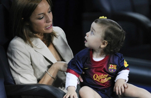 Sau khi khoe danh hiệu, Iniesta ngồi ghế dự bị, tới phút 64 mới vào sân thay cho Fabregas.