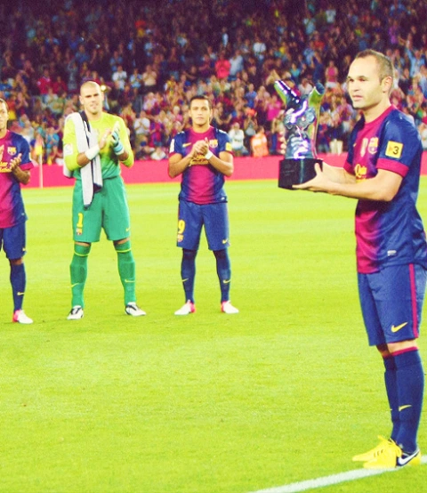 Tiền vệ người Tây Ban Nha khoe danh hiệu cá nhân cao quý trong tiếng vỗ tay không ngớt của đồng đội và khán giả trên sân.