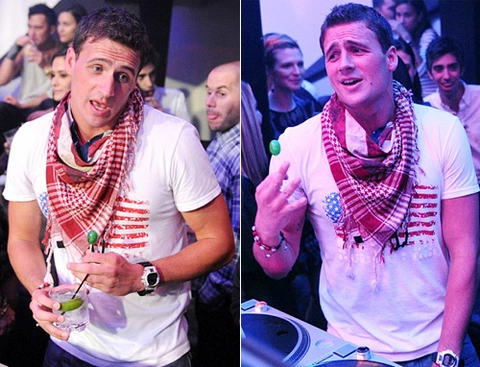 Ryan Lochte ngậm kẹo mút, thưởng thức ly cocktail ngon lành.