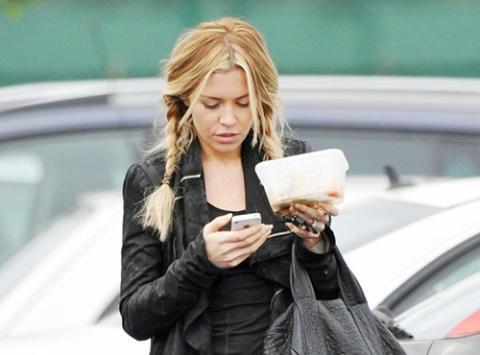 Sáng qua, vợ tiền đạo cao kều khiến nhiều người ngỡ ngàng khi xuống phố với hai bím tóc trẻ trung như nữ sinh. Sáng qua, vợ tiền đạo cao kều khiến nhiều người ngỡ ngàng khi xuống phố với hai bím tóc trẻ trung như nữ sinh.