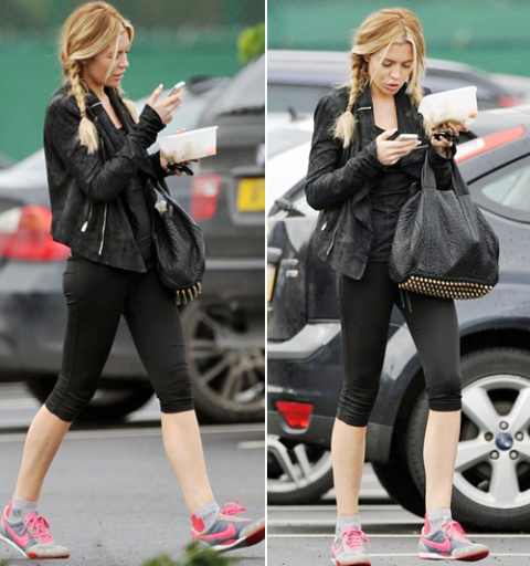 Bà mẹ 26 tuổi trông trẻ hơn tuổi rất nhiều, như thể một cô nữ sinh trung học. Bà mẹ 26 tuổi trông trẻ hơn tuổi rất nhiều, như thể một cô nữ sinh trung học.