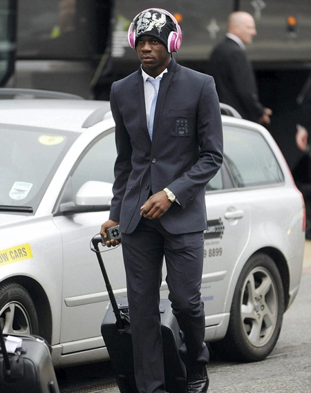 Balotelli với phong cách thời trang 'dị' khi lên đường sang Balotelli với phong cách thời trang 'dị' khi lên đường sang