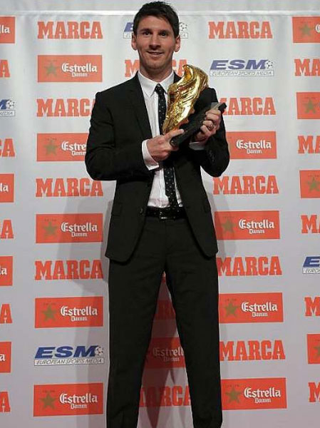 Mùa giải vừa qua, Messi đã thể hiện phong độ chói sáng với 50 bàn thắng tại La Liga. Thành tích đó giúp anh vượt mặt đối thủ cạnh tranh trực tiếp là Cristiano Ronaldo (46 bàn) để đoạt danh hiệu Chiếc giày Vàng châu Âu 2012. Mùa giải vừa qua, Messi đã thể hiện phong độ chói sáng với 50 bàn thắng tại La Liga. Thành tích đó giúp anh vượt mặt đối thủ cạnh tranh trực tiếp là Cristiano Ronaldo (46 bàn) để đoạt danh hiệu Chiếc giày Vàng châu Âu 2012.