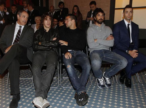 Các đồng đội Puyol và Xavi ở Barca đến cổ vũ Messi trong lễ nhận giải. Các đồng đội Puyol và Xavi ở Barca đến cổ vũ Messi trong lễ nhận giải.