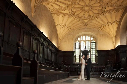 Cặp đôi bay sang Anh thực hiện những shoot hình tại Đại học Oxford danh giá, nơi Kenneth Fok từng theo học. Cặp đôi bay sang Anh thực hiện những shoot hình tại Đại học Oxford danh giá, nơi Kenneth Fok từng theo học.