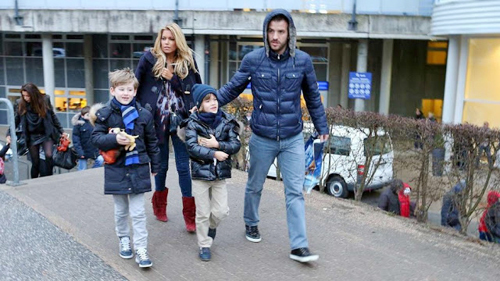 Sau khi tuyên bố tái hợp, vợ chồng Van der Vaart thường xuyên bị bắt gặp sánh bước trên phố, khi thì chỉ có hai người, lúc có bé Daniam đi bên cạnh. Hôm chủ nhật vừa qua, cặp đôi đưa cậu con trai 6 tuổi tới một nhà hát ở Hamburg xem vở nhạc kịch biểu diễn trên băng mô phỏng tập mới nhất của bộ phim hoạt hình bom tấn Kỷ băng hà. Sau khi tuyên bố tái hợp, vợ chồng Van der Vaart thường xuyên bị bắt gặp sánh bước trên phố, khi thì chỉ có hai người, lúc có bé Daniam đi bên cạnh. Hôm chủ nhật vừa qua, cặp đôi đưa cậu con trai 6 tuổi tới một nhà hát ở Hamburg xem vở nhạc kịch biểu diễn trên băng mô phỏng tập mới nhất của bộ phim hoạt hình bom tấn Kỷ băng hà.