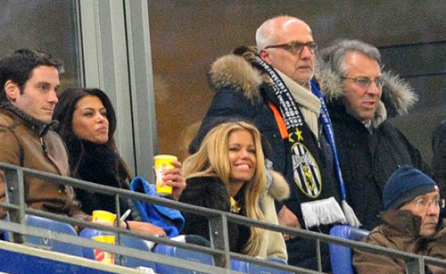 Van der Vaart và người mẫu kiêm MC hơn 5 tuổi bên nhau kết hôn được gần 10 năm và được ca ngợi là cặp đôi hoàn hảo làng bóng đá. Van der Vaart và người mẫu kiêm MC hơn 5 tuổi bên nhau kết hôn được gần 10 năm và được ca ngợi là cặp đôi hoàn hảo làng bóng đá.