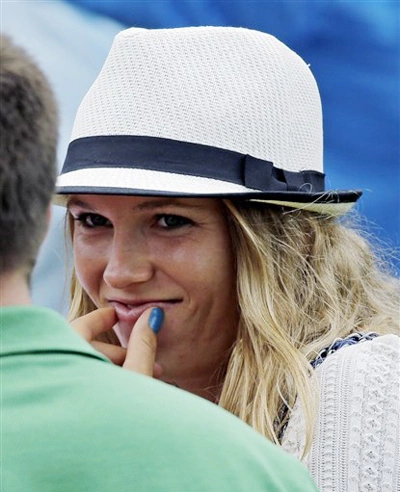 Wozniacki giản dị và dễ thương tới sân golf cổ vũ bạn trai. Wozniacki giản dị và dễ thương tới sân golf cổ vũ bạn trai.