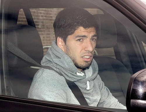 Suarez ngồi trong xe với gương mặt thất thần khi đi ăn trưa với bà xã Sofia Balbi tại nhà hàng San Carlo Suarez ngồi trong xe với gương mặt thất thần khi đi ăn trưa với bà xã Sofia Balbi tại nhà hàng San Carlo