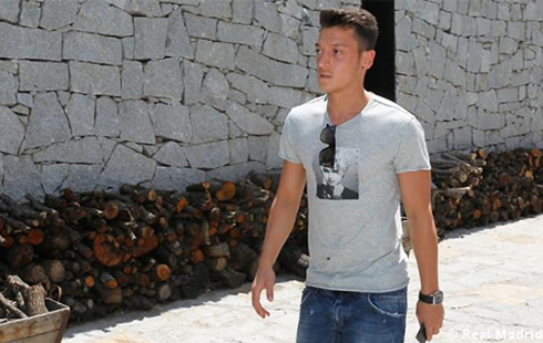 Tiền vệ Ozil. Tiền vệ Ozil.