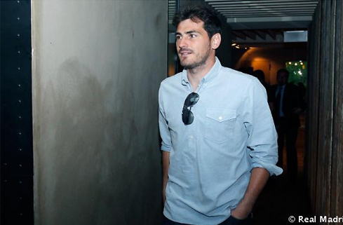 Thủ môn đội trưởng Casillas đi dự tiệc. Thủ môn đội trưởng Casillas đi dự tiệc.