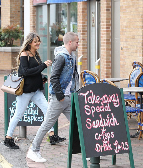 Trưa 30/5, Tom Cleverley và người yêu hơn 5 tuổi tươi cười bước vào một quán cafe tại Wilmslow. Trưa 30/5, Tom Cleverley và người yêu hơn 5 tuổi tươi cười bước vào một quán cafe tại Wilmslow.