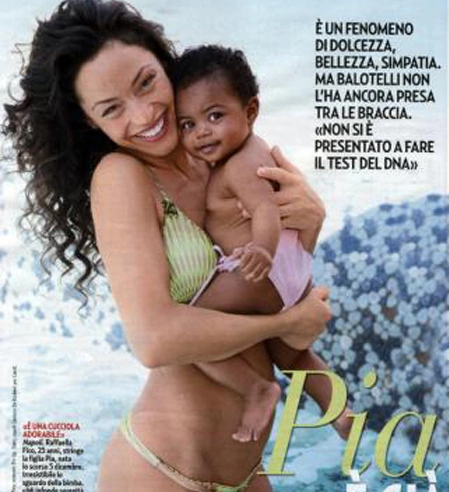 Raffaella Fico và con gái trên bìa tạp chí Gente. Ảnh: Gente. Raffaella Fico và con gái trên bìa tạp chí Gente. Ảnh: Gente.