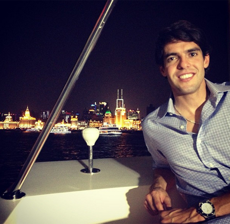 Kaka ngắm nhìn Thượng Hải về đêm bên bờ sông Hoàng Phố. Kaka ngắm nhìn Thượng Hải về đêm bên bờ sông Hoàng Phố.